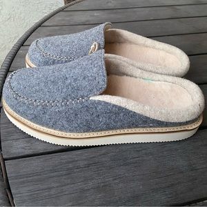 Womens SANUK slippers size 10